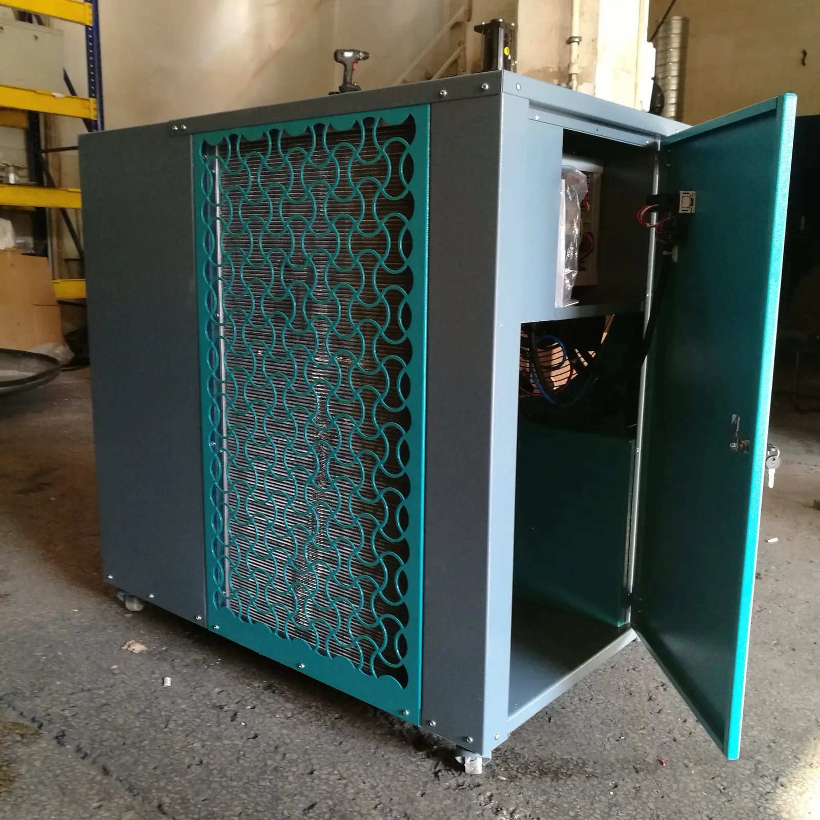 Elektrik panosu montajı yapılmış chiller